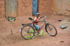Dag Emanuells äldsta son cyklar på bakgården till deras hus