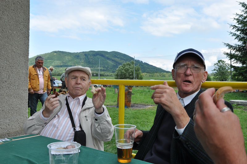 Pappa och Erhard dricker öl och äter korv
