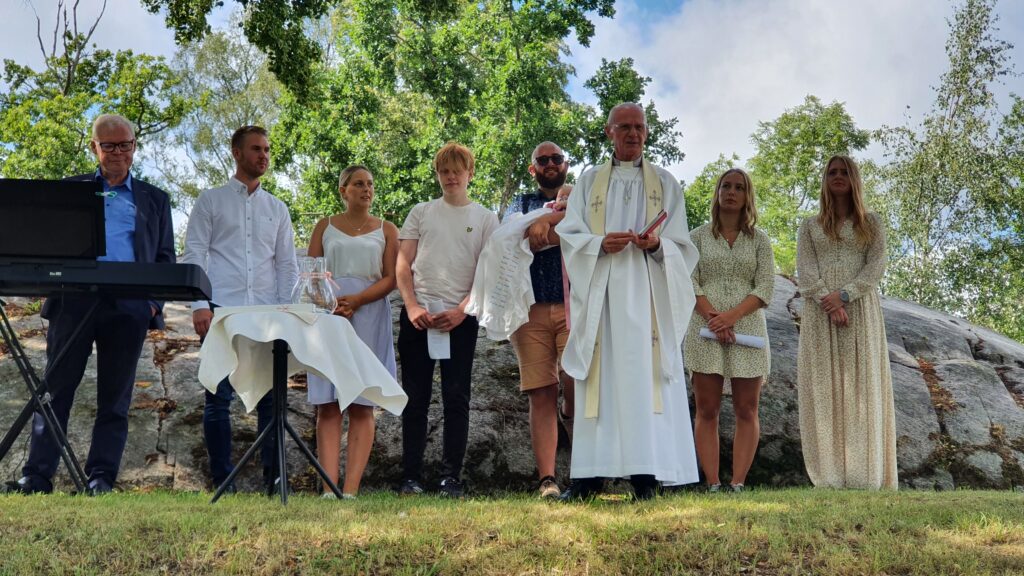 Rasmus och Felicias dotter döps till Juni Marianne hemma i deras trädgård