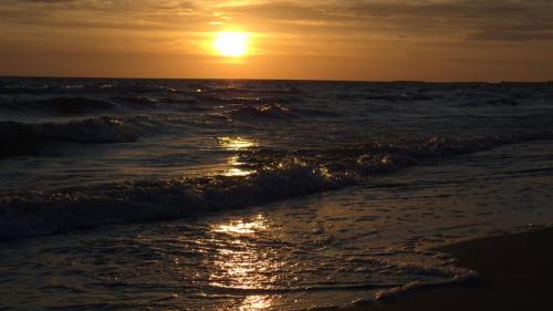 Fin solnedgång vid stranden